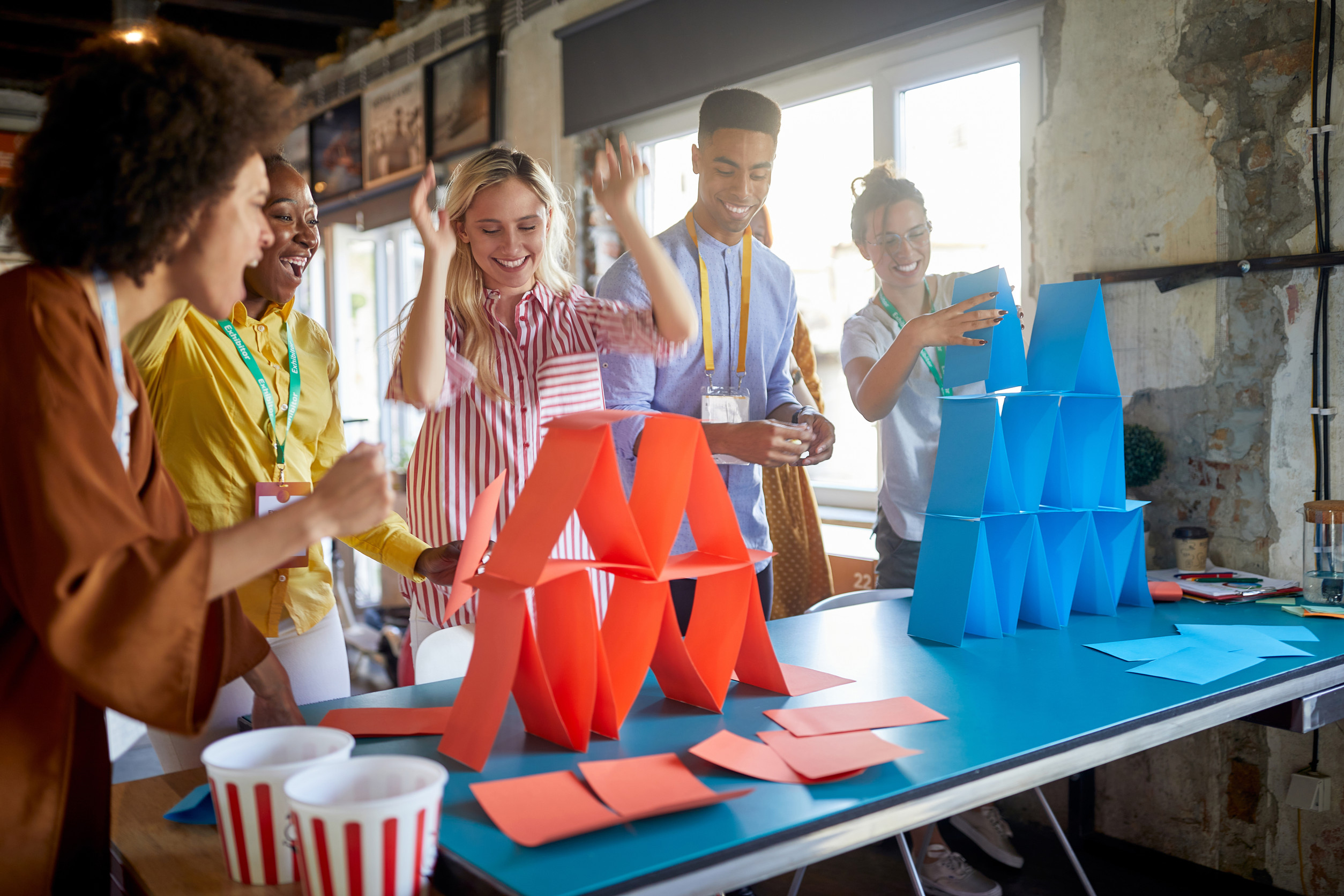 Équipe de collègues jouant ensemble lors d'une pause — team building et cohésion d'équipe dirigeante